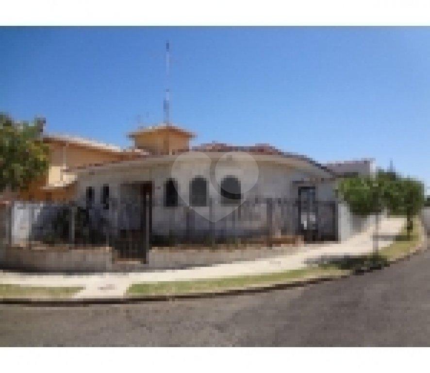Casa com 5 quartos, 3 suítes, 4 banheiros.
