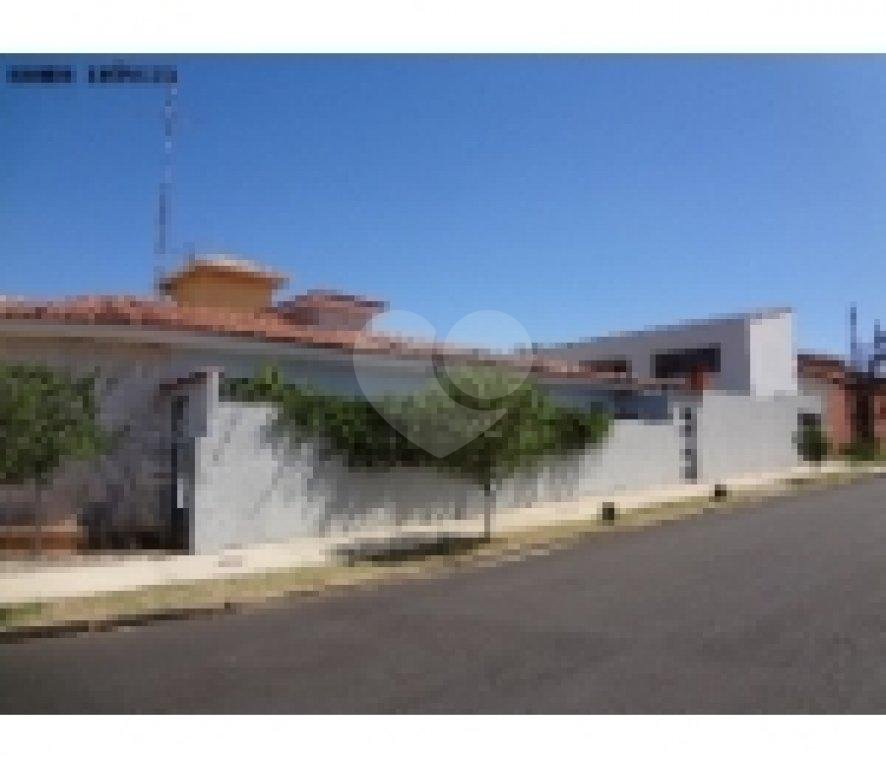 Casa com 5 quartos, 3 suítes, 4 banheiros.