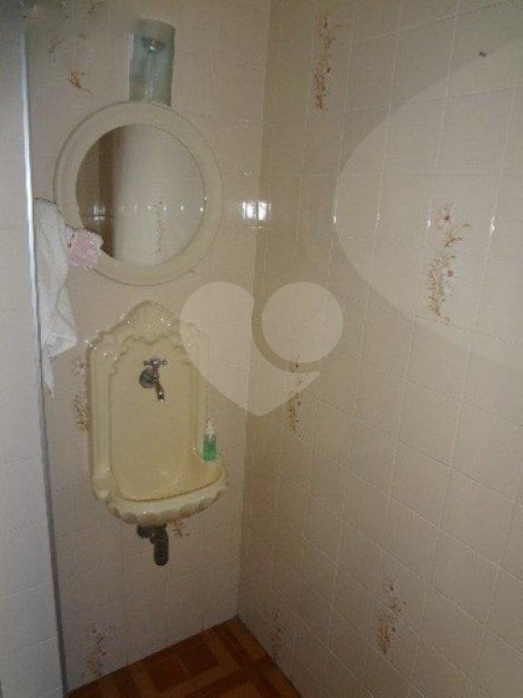 Casa com 5 quartos, 3 suítes, 4 banheiros.