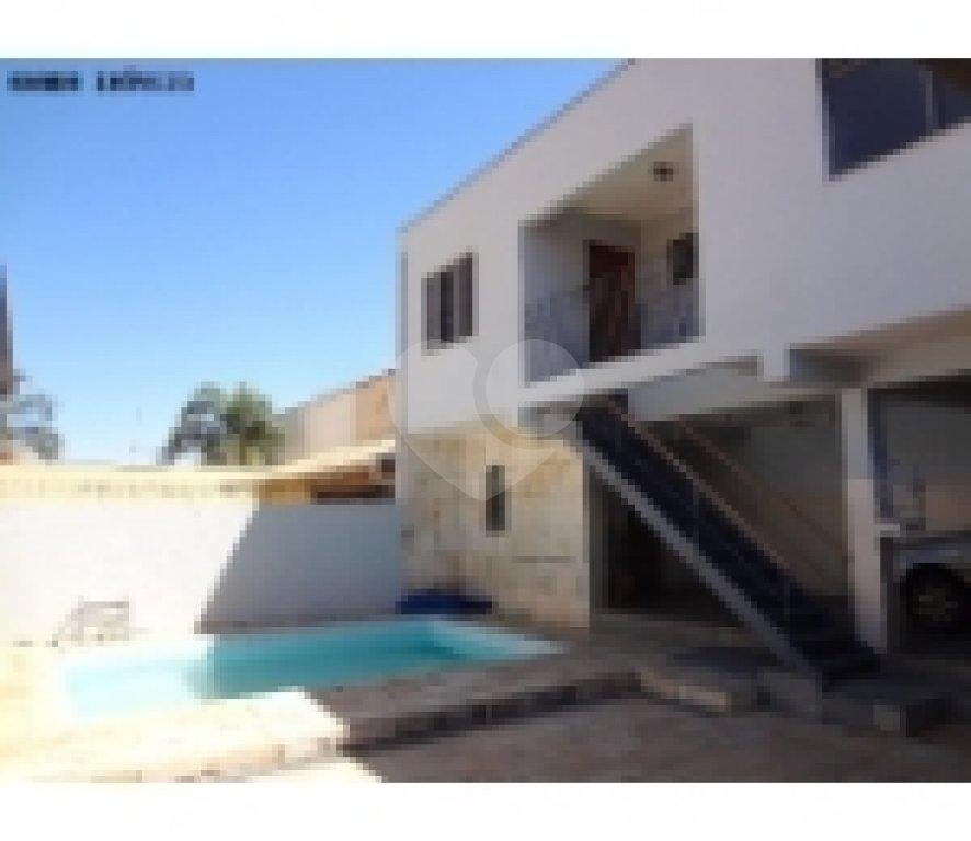 Casa com 5 quartos, 3 suítes, 4 banheiros.