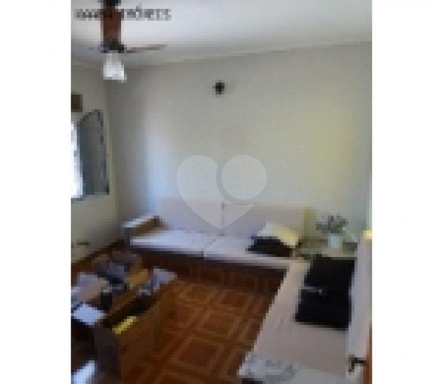 Casa com 5 quartos, 3 suítes, 4 banheiros.
