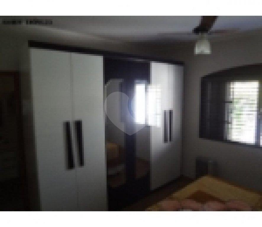 Casa com 5 quartos, 3 suítes, 4 banheiros.