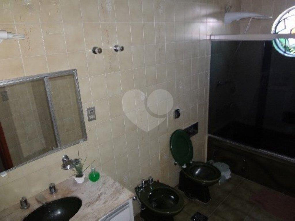 Casa com 5 quartos, 3 suítes, 4 banheiros.