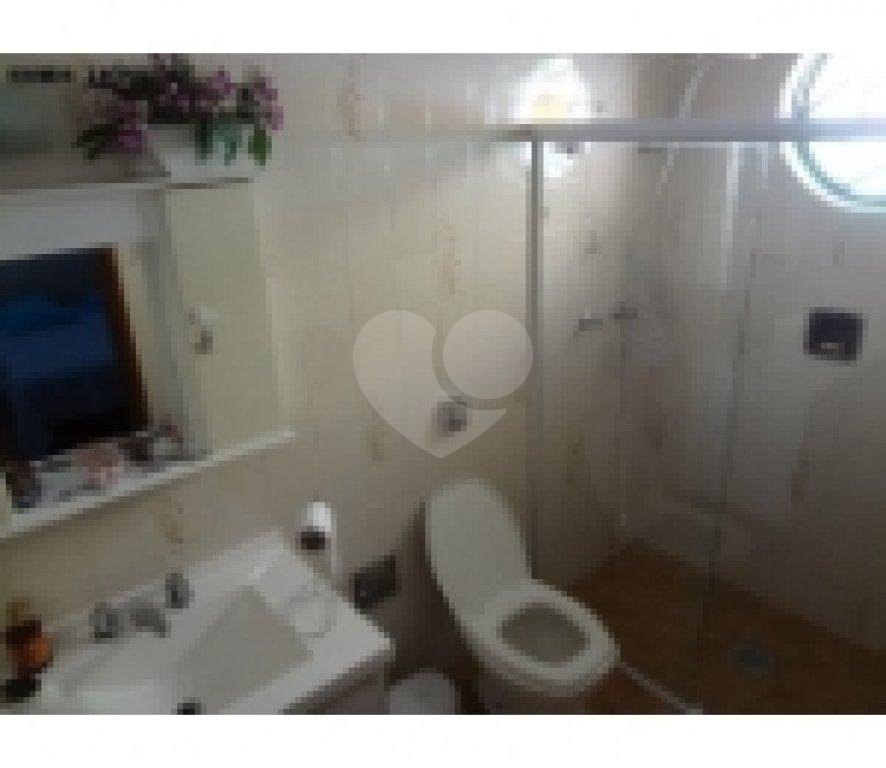 Casa com 5 quartos, 3 suítes, 4 banheiros.