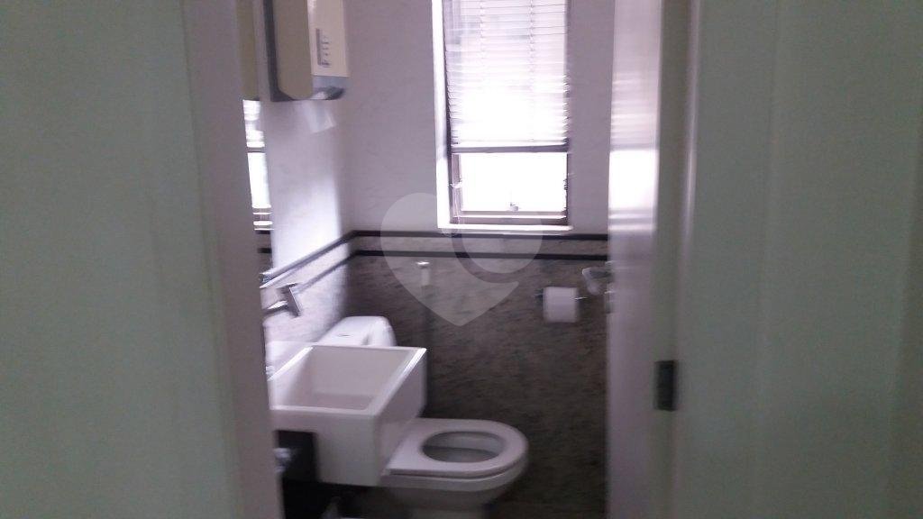 SALA COMERCIAL A VENDA EM SANTANA, COM 33 M2 COM 1 BANHEIRO E 1 VAGA DE GARAGEM.