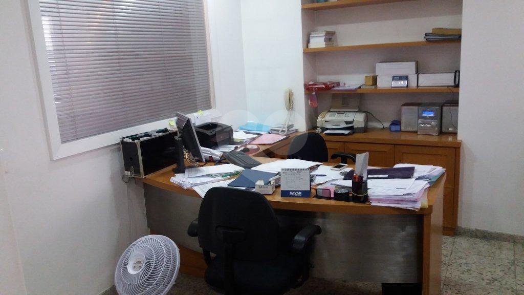 SALA COMERCIAL A VENDA EM SANTANA, COM 33 M2 COM 1 BANHEIRO E 1 VAGA DE GARAGEM.