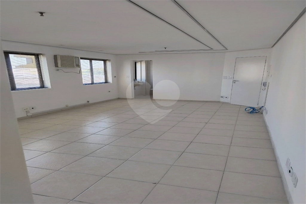 Sala comercial com 32m2, ar condicionado, 2 banheiros, 1 vaga em Santana