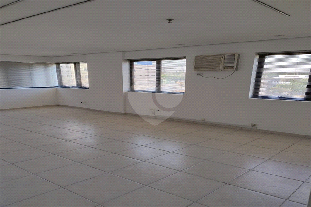Sala comercial com 32m2, ar condicionado, 2 banheiros, 1 vaga em Santana