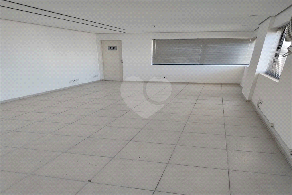 Sala comercial com 32m2, ar condicionado, 2 banheiros, 1 vaga em Santana