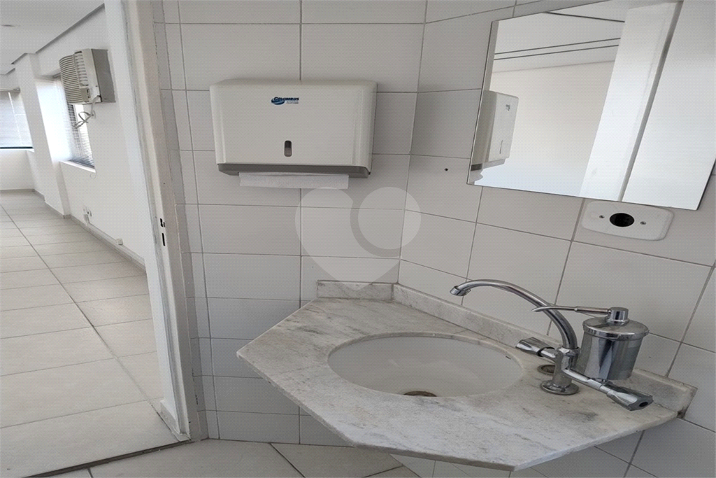 Sala comercial com 32m2, ar condicionado, 2 banheiros, 1 vaga em Santana