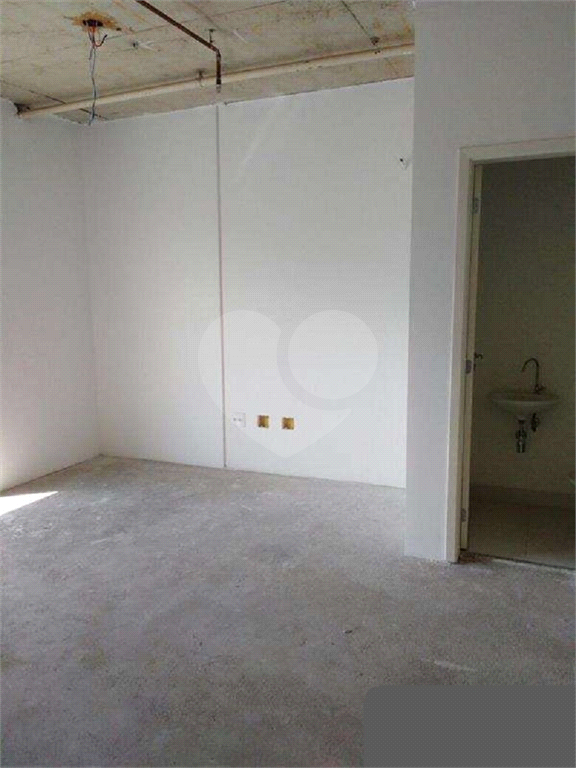 Sala comercial em frente ao Metrô