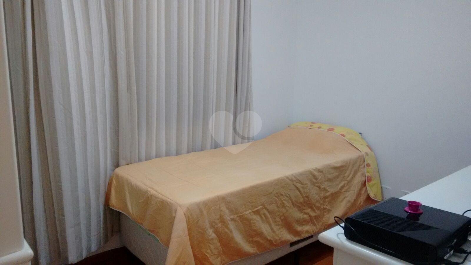 Casa á venda em condomínio na Vila Ede - 2 suítes e 1 vaga de garagem.