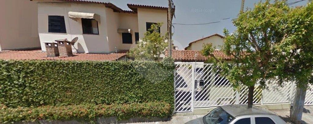 Casa á venda em condomínio na Vila Ede - 2 suítes e 1 vaga de garagem.