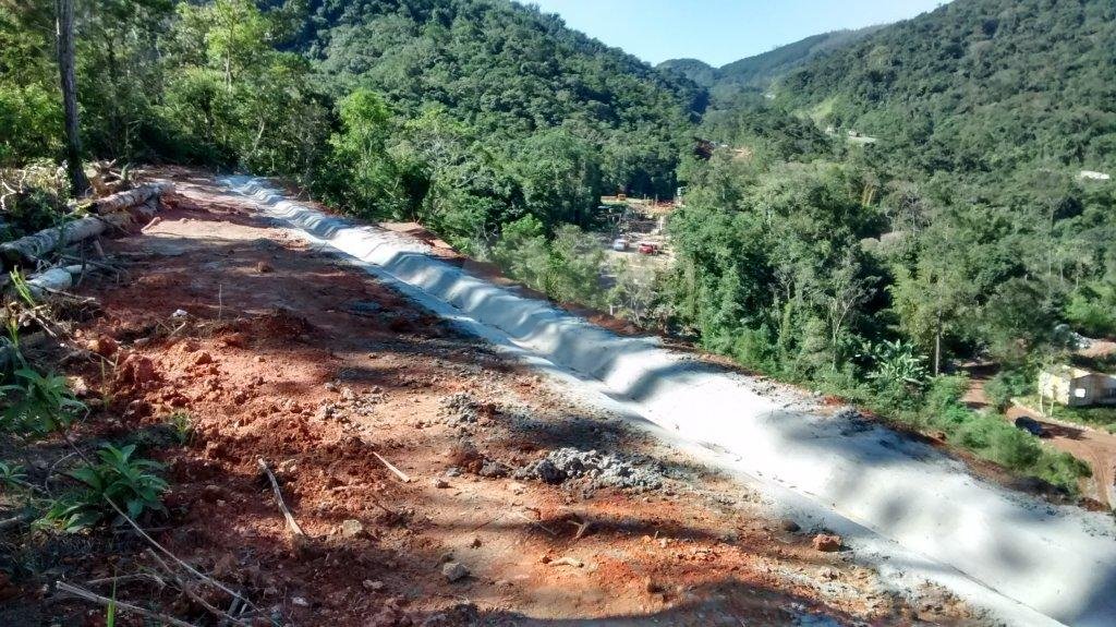Terreno com represa particular.