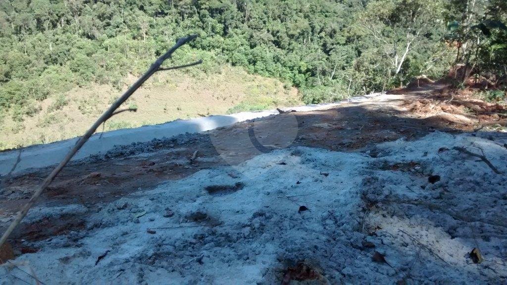 Terreno com represa particular.