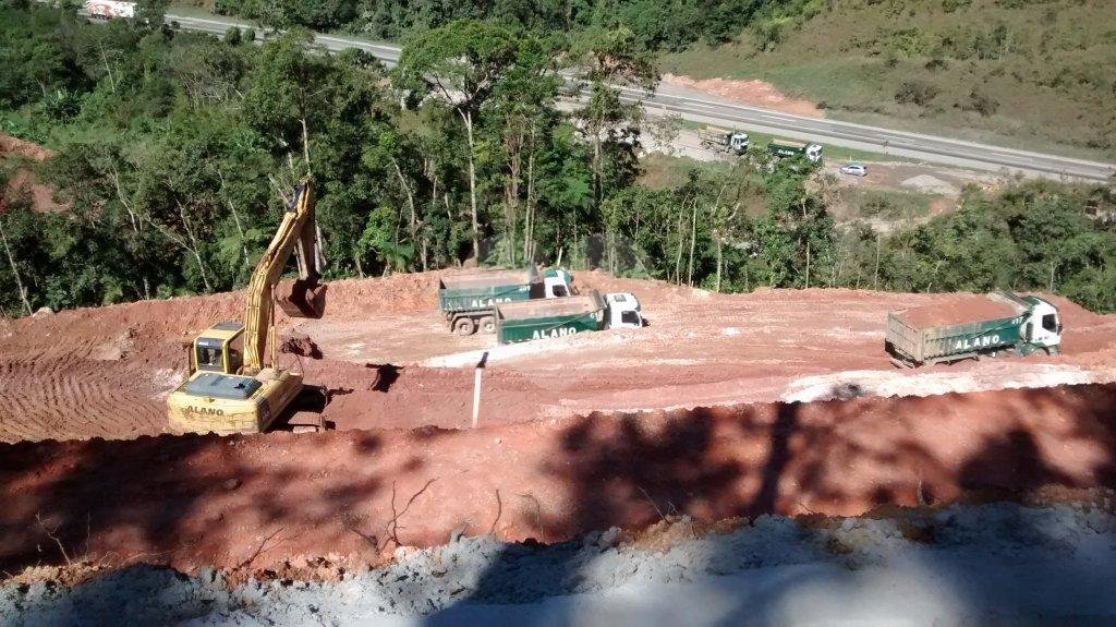 Terreno com represa particular.