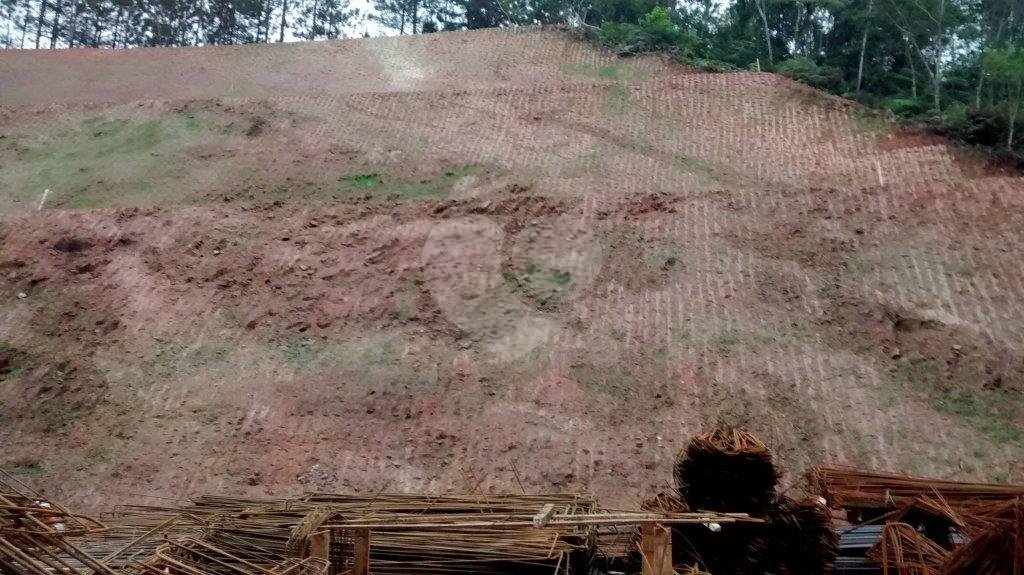 Terreno com represa particular.