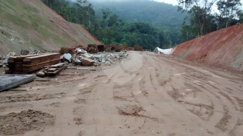 Terreno com represa particular.