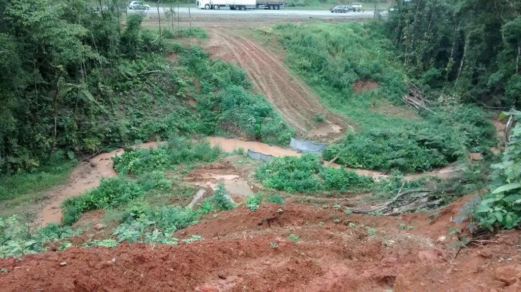 Terreno com represa particular.