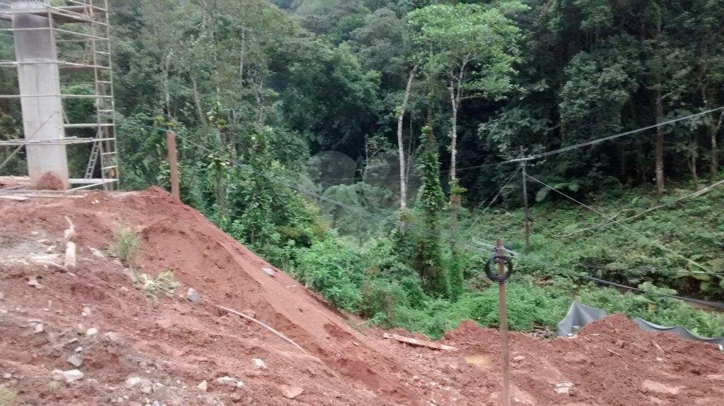 Terreno com represa particular.
