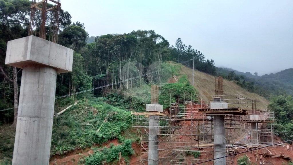 Terreno com represa particular.