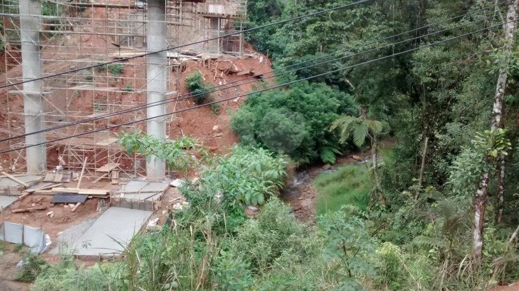 Terreno com represa particular.