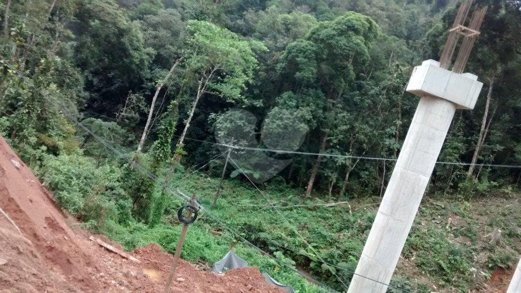 Terreno com represa particular.
