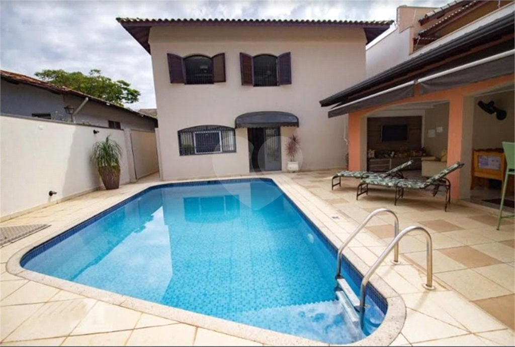 Sobrado excelente com piscina. Espaço gourmet. Salão de festas. Home office. Rua particular