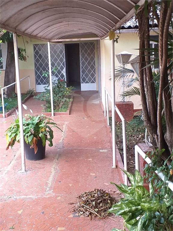 CASA TERREA NA PARADA INGLESA COM MUITOS COMODOS E EDICULA