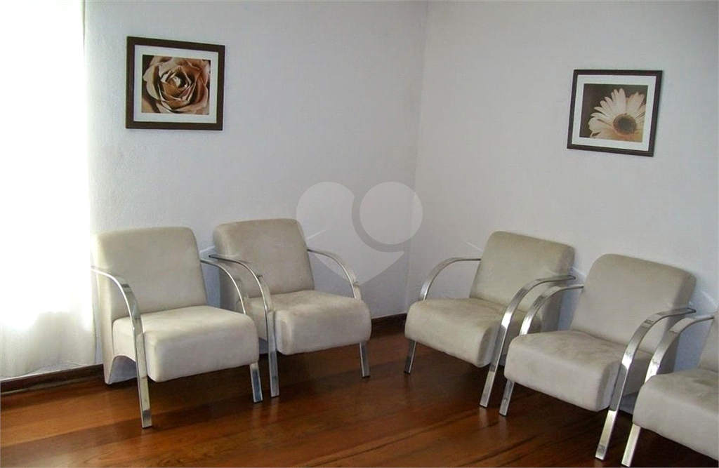 CASA TERREA NA PARADA INGLESA COM MUITOS COMODOS E EDICULA