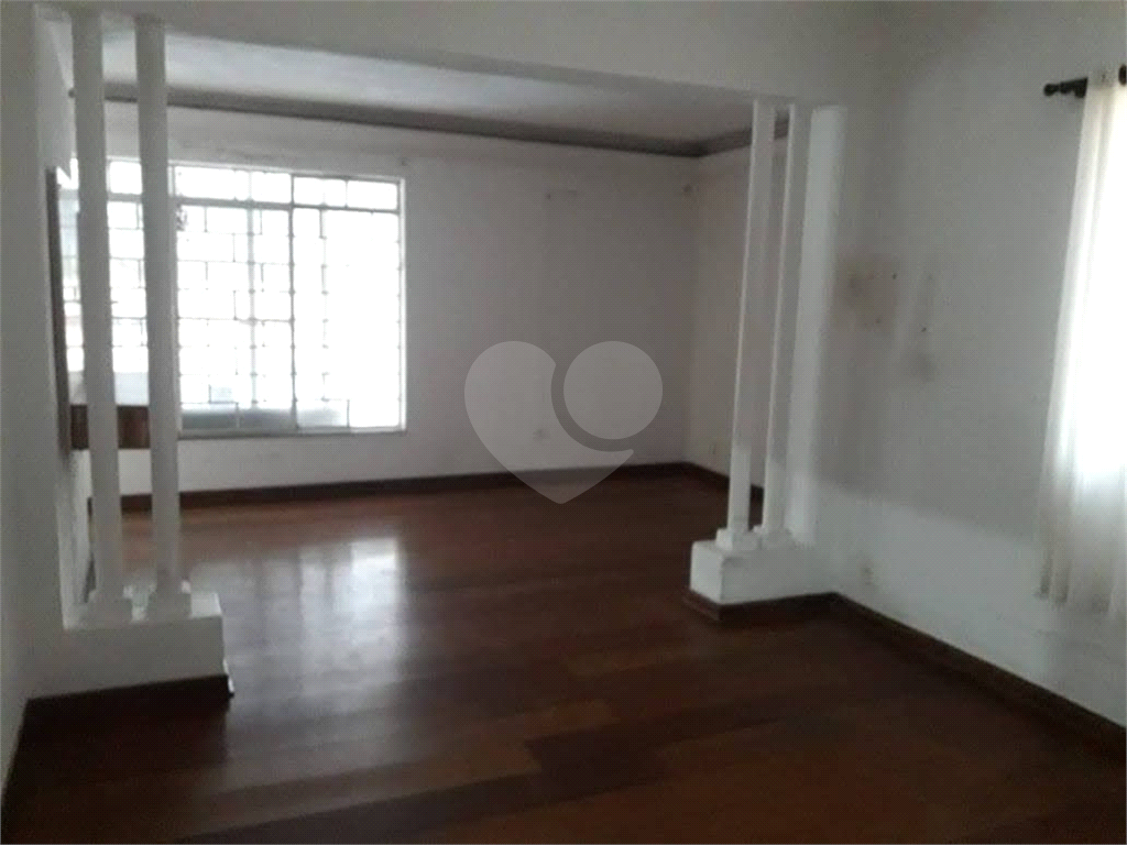 CASA TERREA NA PARADA INGLESA COM MUITOS COMODOS E EDICULA