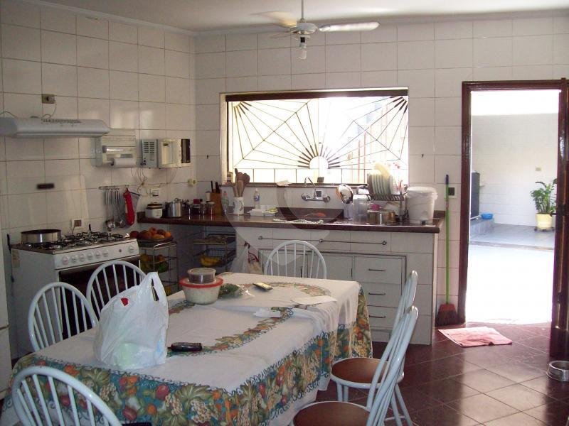 CASA TÉRREA A VENDA NO PARQUE NOVO MUNDO - 3 SUÍTES E 4 VAGAS DE GARAGEM