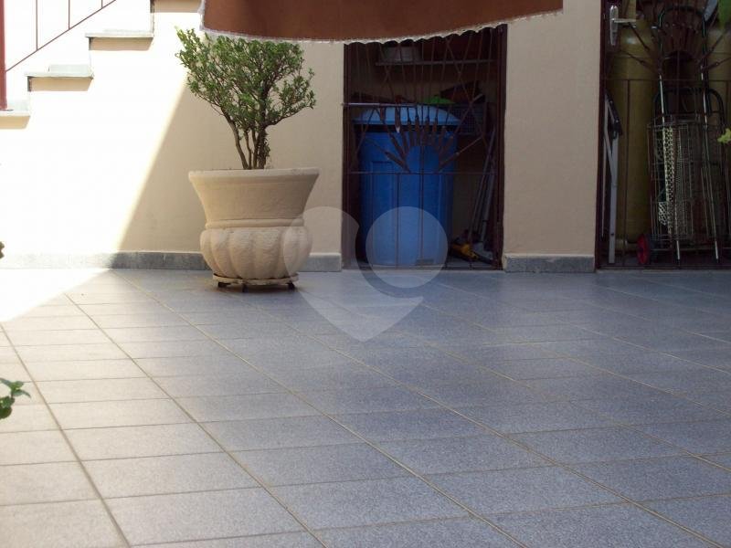 CASA TÉRREA A VENDA NO PARQUE NOVO MUNDO - 3 SUÍTES E 4 VAGAS DE GARAGEM