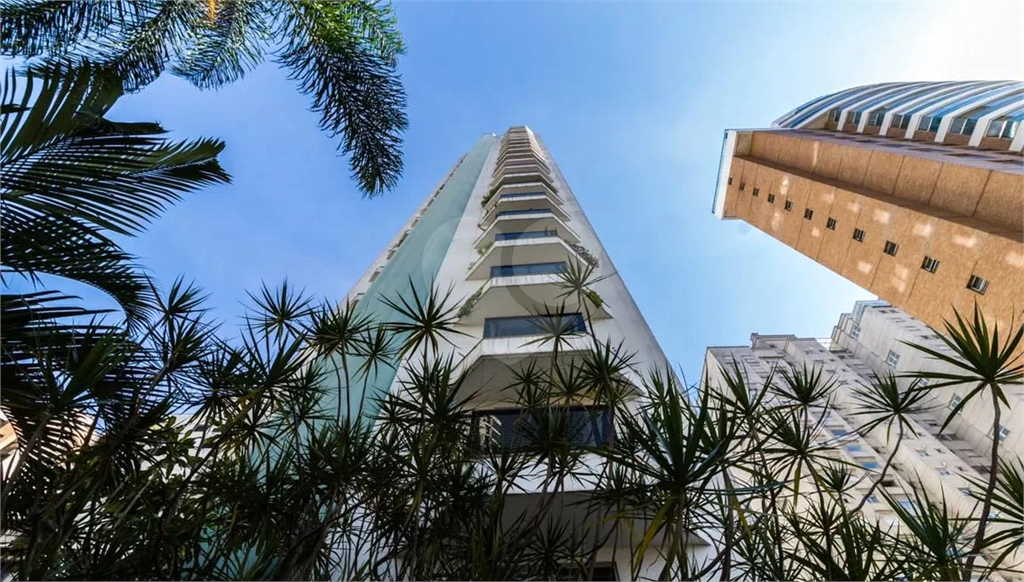 Apartamento com Vista Panorâmica - 130m², Mobiliado e 3 Vagas de Garagem