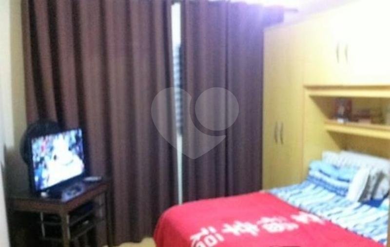 Sobrado com dois dormitórios, 2 banheiros e um lavabo, cozinha planejada repleta de armários,