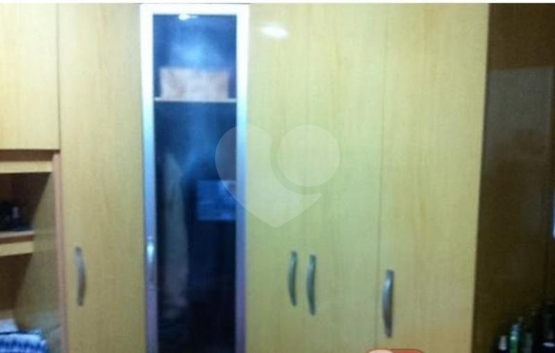Sobrado com dois dormitórios, 2 banheiros e um lavabo, cozinha planejada repleta de armários,
