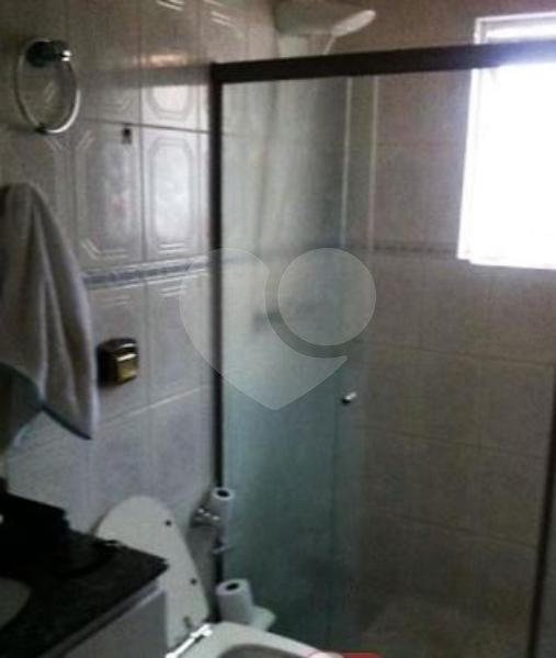 Sobrado com dois dormitórios, 2 banheiros e um lavabo, cozinha planejada repleta de armários,