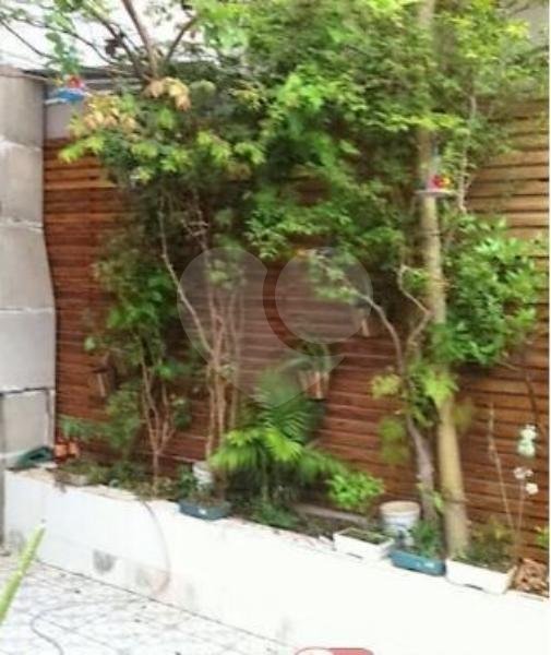 Sobrado com dois dormitórios, 2 banheiros e um lavabo, cozinha planejada repleta de armários,