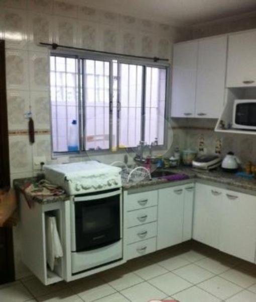 Sobrado com dois dormitórios, 2 banheiros e um lavabo, cozinha planejada repleta de armários,