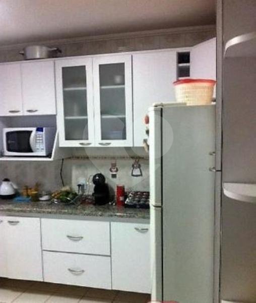 Sobrado com dois dormitórios, 2 banheiros e um lavabo, cozinha planejada repleta de armários,