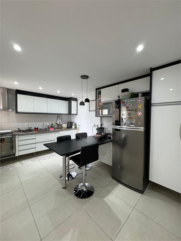 Imóvel de 126m² sala de estar de 2 ambientes com varanda e lavabo 3 quartos, sendo 2 suítes, 3 vagas de garagem Vila Romana
