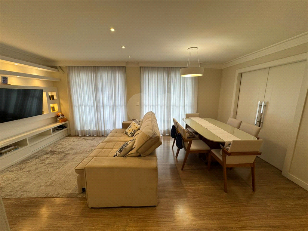 Imóvel de 126m² sala de estar de 2 ambientes com varanda e lavabo 3 quartos, sendo 2 suítes, 3 vagas de garagem Vila Romana