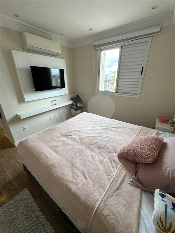 Imóvel de 126m² sala de estar de 2 ambientes com varanda e lavabo 3 quartos, sendo 2 suítes, 3 vagas de garagem Vila Romana