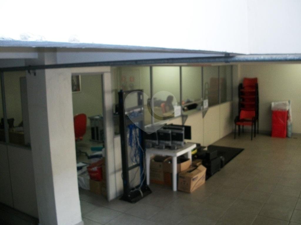 Prédio inteiro com 16 metros de frente na rua Alfredo Pujol