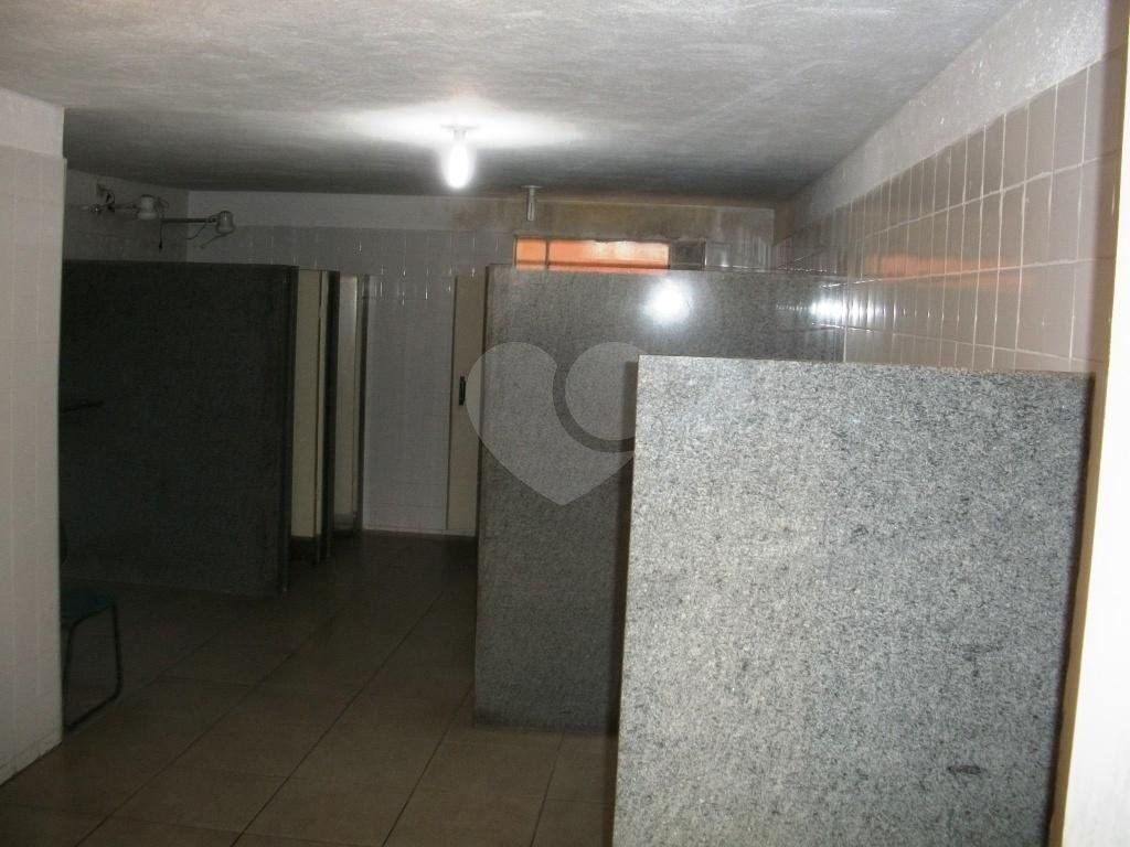 Prédio inteiro com 16 metros de frente na rua Alfredo Pujol