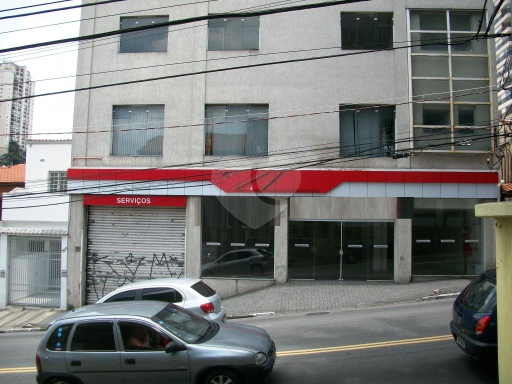Prédio inteiro com 16 metros de frente na rua Alfredo Pujol