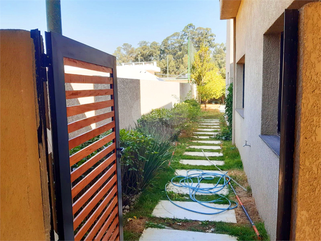 VENDE-SE SOBRADO ALTO PADRÃO EM BARUERI