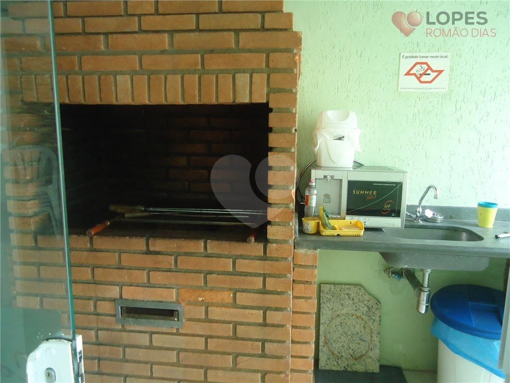 Sobrado 2 dormitórios, 1 banheiro, sala, armários nos dormitórios e 1 vaga de garagem. 
