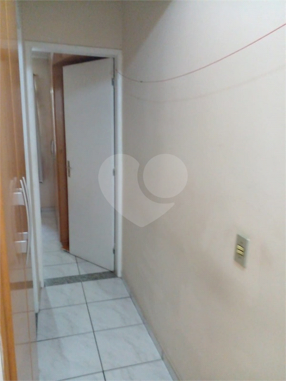 Sobrado 2 dormitórios, 1 banheiro, sala, armários nos dormitórios e 1 vaga de garagem. 