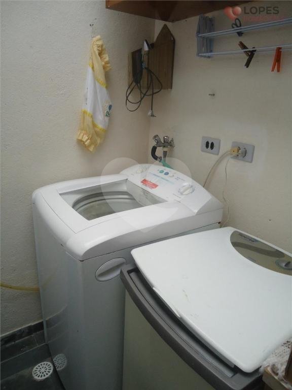 Sobrado 2 dormitórios, 1 banheiro, sala, armários nos dormitórios e 1 vaga de garagem. 